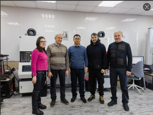 Gặp khách hàng cũ và thảo luận về đầu tư thiết bị sản xuất mới