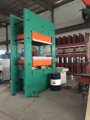 Frame Type Plate Vulcanizing Press áp dụng sưởi ấm bằng hơi nước cho sản phẩm cao su Vulcanizing