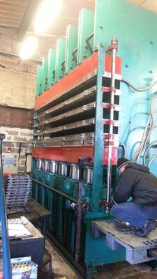 Giá tốt Máy lưu hóa lốp điều khiển PLC với lực căng 10.0MN và hệ thống thủy lực cải tiến để tái chế trực tuyến