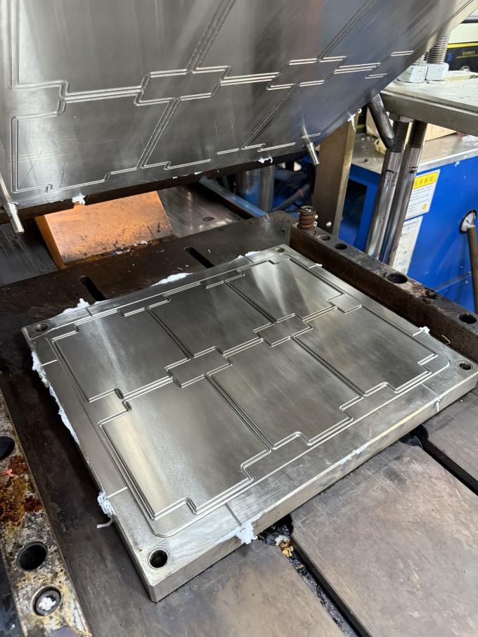 XLB-500×500 Vulcanizing Machine side operational view